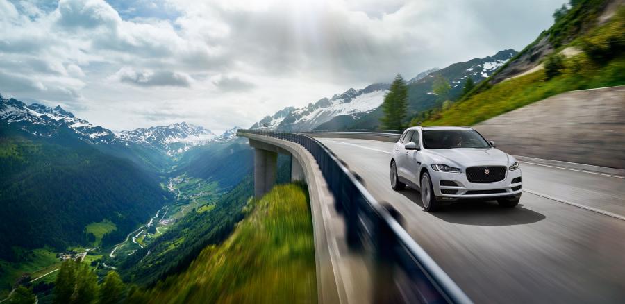  Jaguar F-Pace Portfolio 2016 года  (фото 16 из 31)